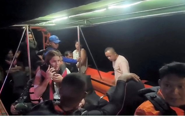 নৌকাডুবিতে চার স্প্যানিশ পর্যটকসহ ২১ জন নিখোঁজ